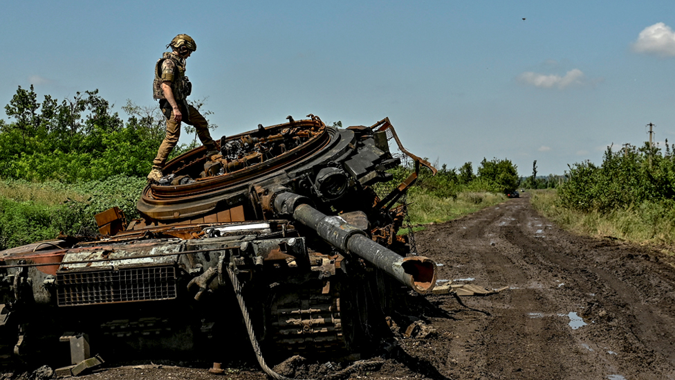 Ukraine war: Kyiv claims success as southern fighting intensifies