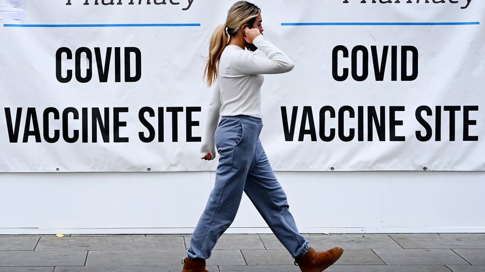Covid aşısı: İngiltere'de üçüncü doz aşı uygulaması haftaya başlıyor