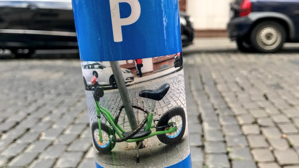 Pegatina que reserva el poste para la bicicleta del niño.