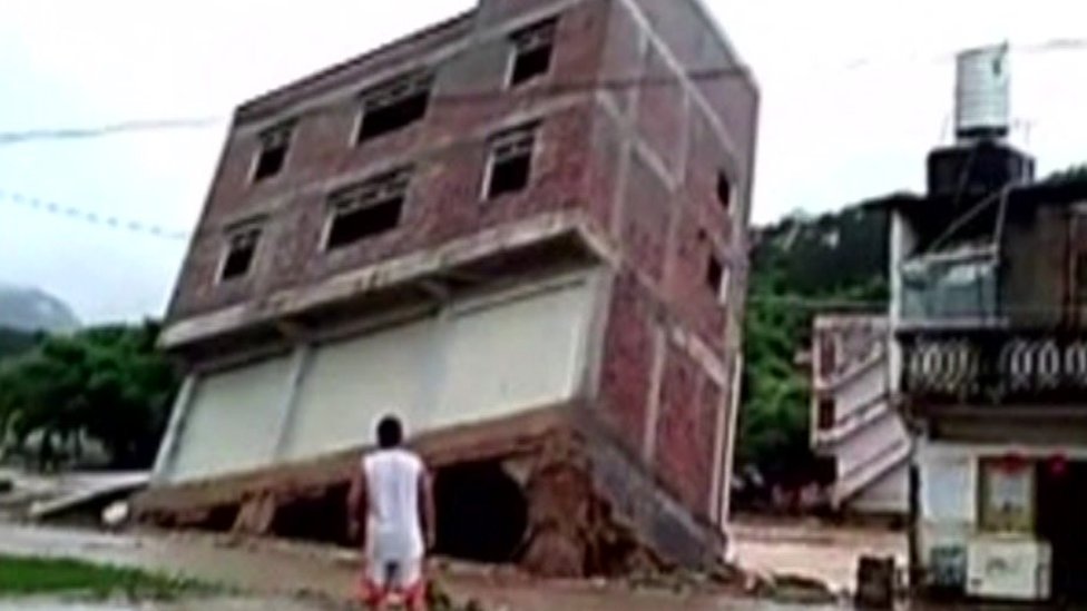 Shocking Footage: Milwaukee County Home Collapses During Devastating Flood - fbhtrqx