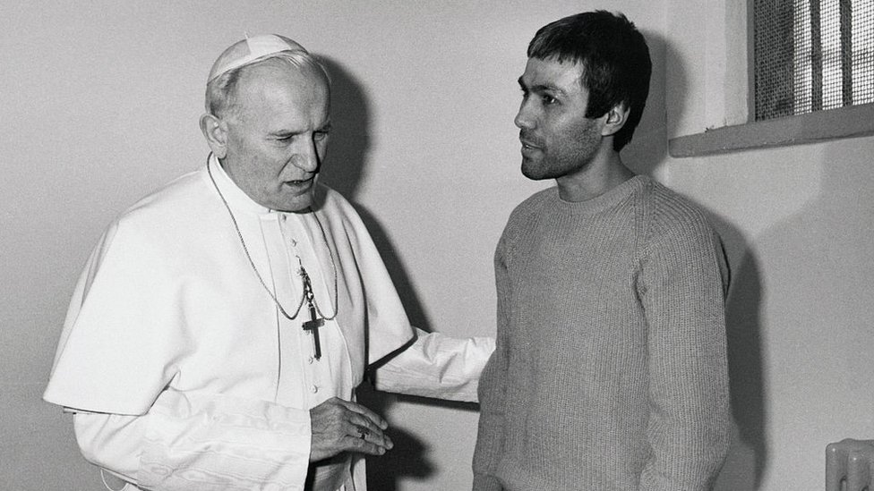 El papa Juan Pablo II y Mehmet Ali Agca