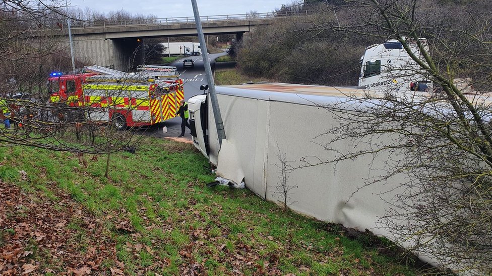 A14 A45 junction at Thrapston closed by overturned lorry