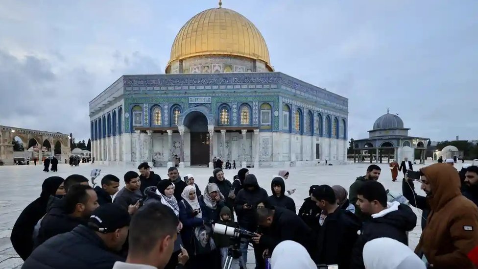 فلسطينيون يستطلعون هلال شهر رمضان من أمام مسجد قبة الصخرة في القدس