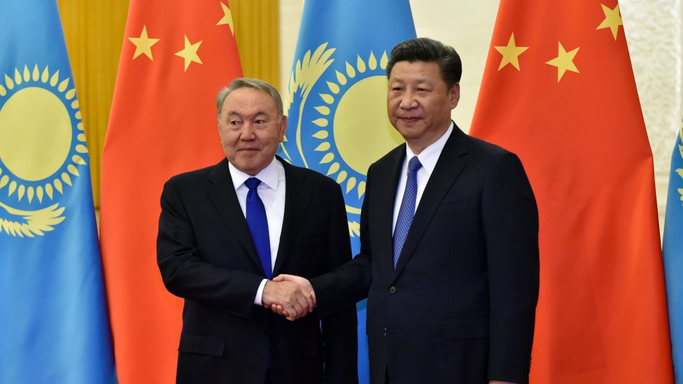 Se dice que la idea del portal surgió del presidente de Kazastán, Nursultan Nazarbayev (izq.) que firmó un acuerdo con su contraparte china, Xi Jinping. Nursultan Nazarbayev de Kazajstán (izq.) y Xi Jinping de China.