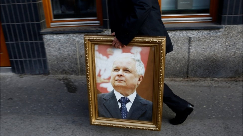 El expresidente polaco Lech Kaczynski murió junto a varias figuras de su gobierno en un accidente aéreo en 2010. Cuadro con la foto de Lech Kaczynski