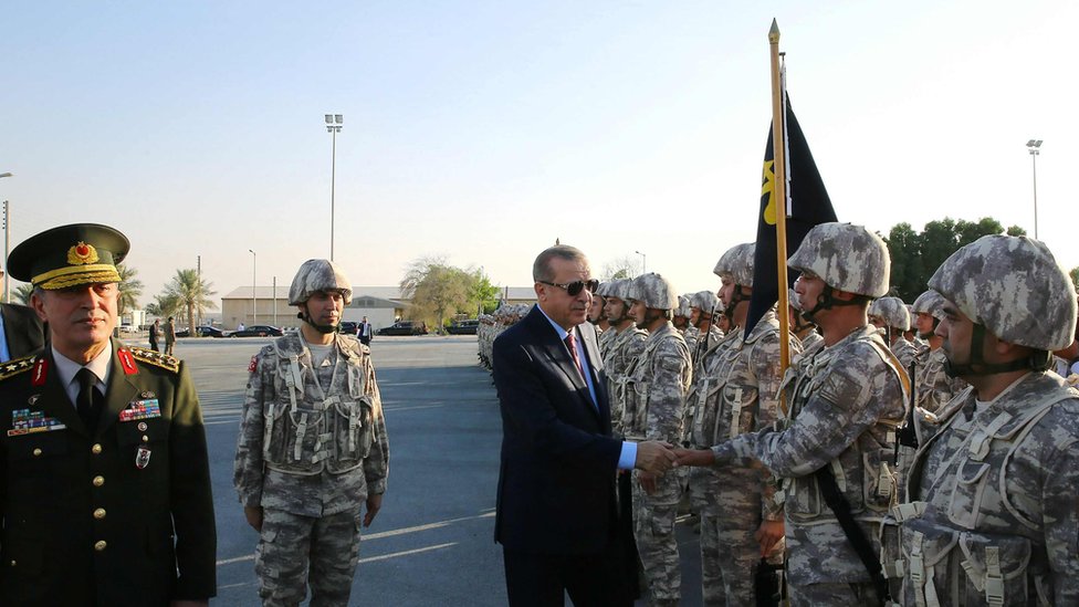 Cumhurbaşkanı Recep Tayyip Erdoğan, Katar'ın başkenti Doha'daki Türk üssünü ziyaret ederken