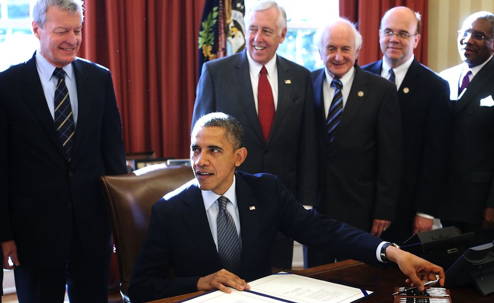 Президент Барак Обама подписывает Закон Магнитского (фото из архива 2012 года)