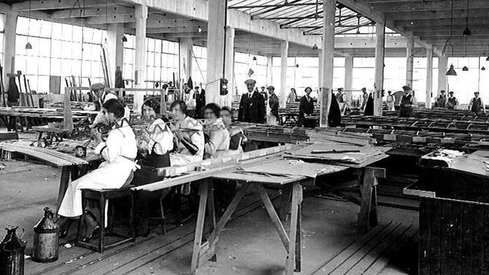 Во время Второй мировой войны рабочие завода Хитхолл производили детали для самолетов