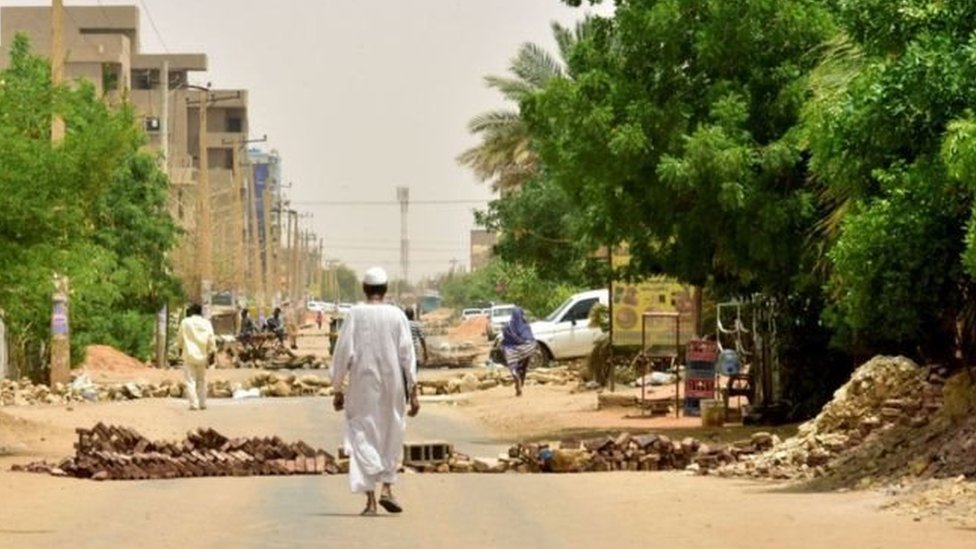 طرق مسدودة بقوالب الطوب في الخرطوم