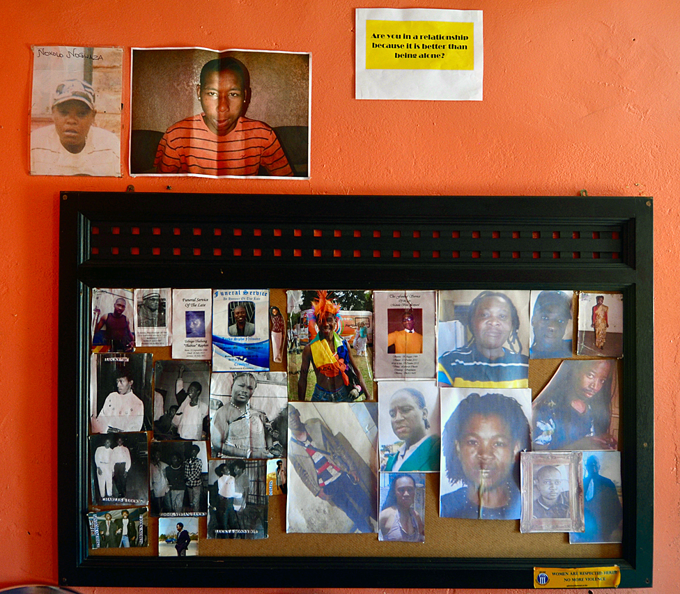 Стена памяти с фотографиями активистов