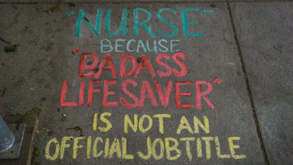 Записка с надписью «Медсестра: Потому что крутой спасатель - это не должность» оставлена ??мелом возле горы Синай в Нью-Йорке