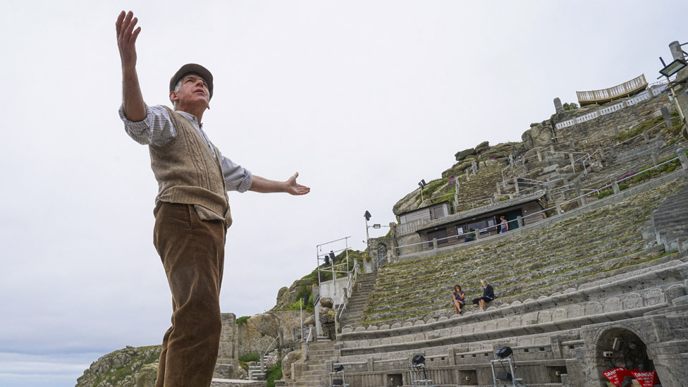Актер Марк Харандон репетирует в одиночестве в Театре Минак под открытым небом в Корнуолле