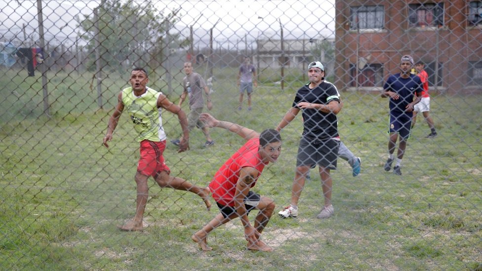 Заключенные играют в футбол