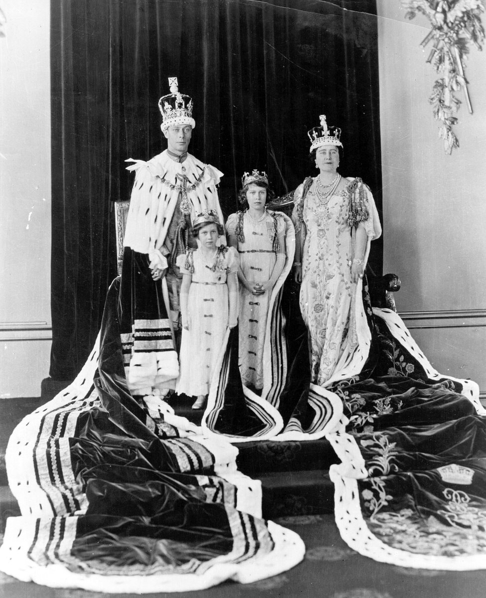 伊麗莎白公主、她的妹妹瑪格麗特公主和母親一起參加父親喬治六世的加冕典禮。