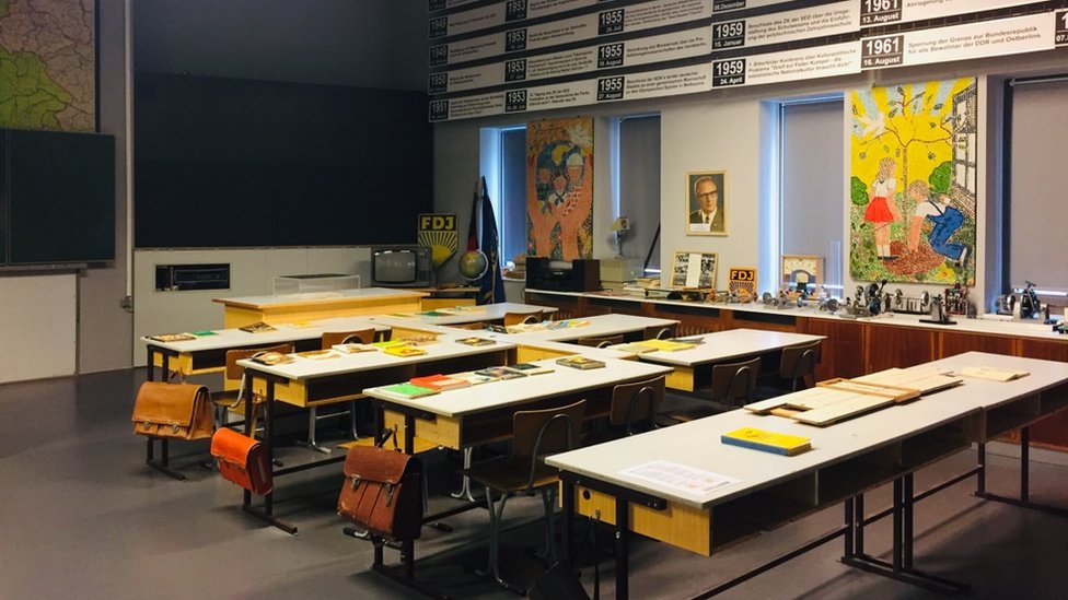 Reproducción de un salón de clases en la antigua RDA.