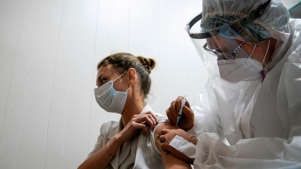 Медик получит вакцину в российском городе Твери в октябре