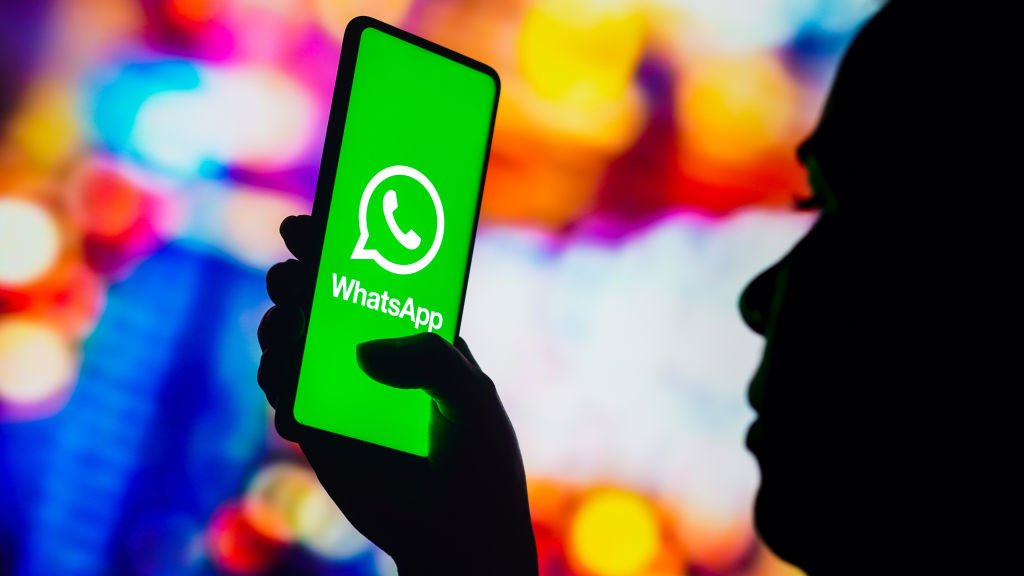 WhatsApp back online after worldwide outage - BBC News