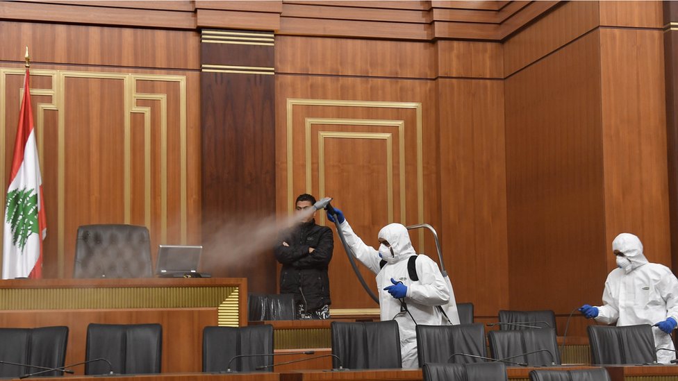 مقر البرلمان اللبناني يخضع للتعقيم بعد إغلاقه بسبب المخاوف من كورونا