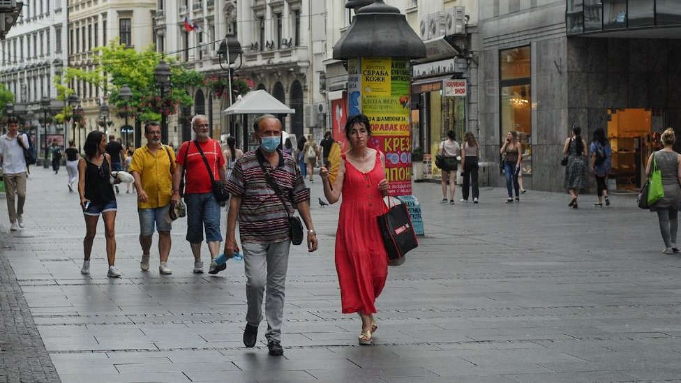 ljudi na ulicama beograda