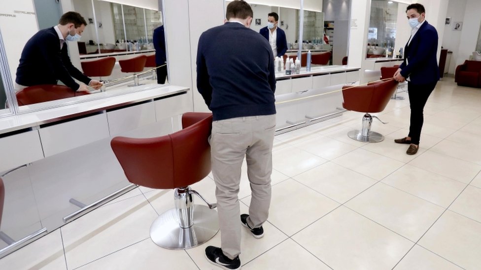Италия начинает ослаблять запреты, и эта миланская парикмахерская откроется в понедельник