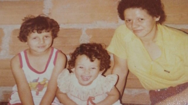 Diana Restrepo (centro) con su madre y su hermana.