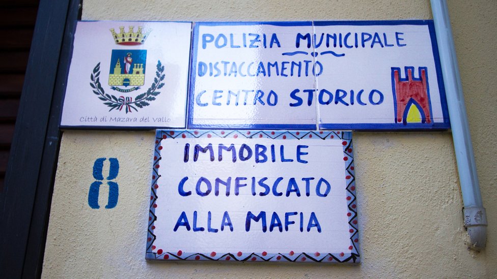La policía municipal del centro histórico de Mazara del Valle, en Sicilia, funciona desde un inmueble que le confiscaron a la Mafia. anuncios