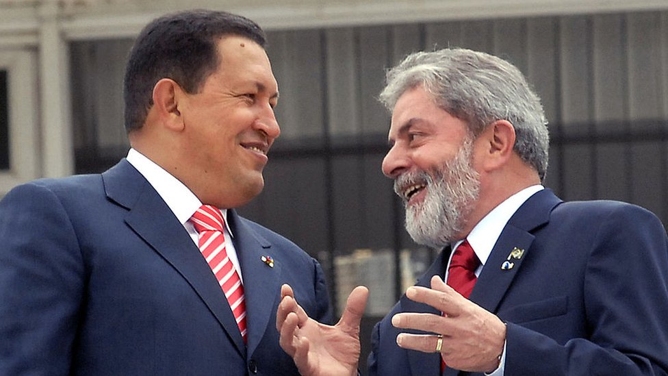 Chávez, recém-reeleito em dezembro de 2006, encontra Lula no Palácio do Planalto em Brasília
