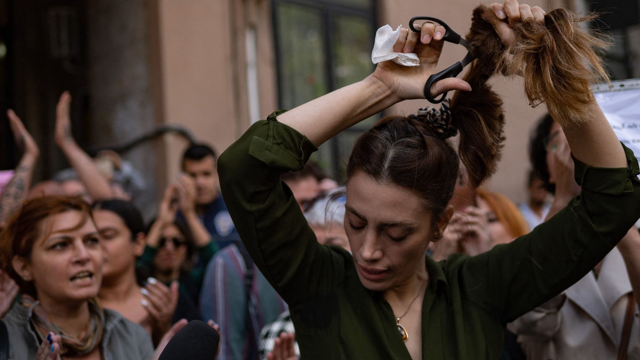Nasibe Samsei, Iranka koja živi u Turskoj, seče kosu makazama tokom protesta 21. septembra 2022.