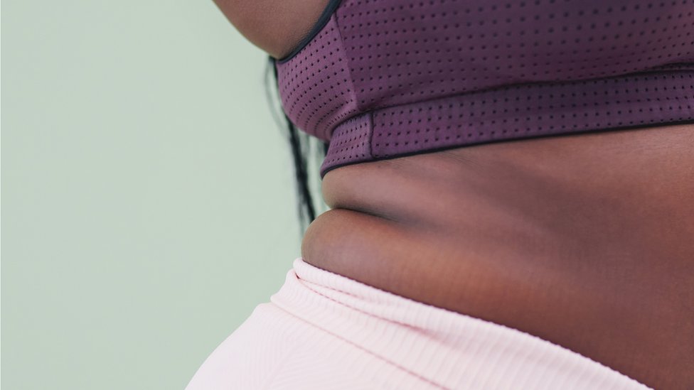 Una mujer negra con grasa.