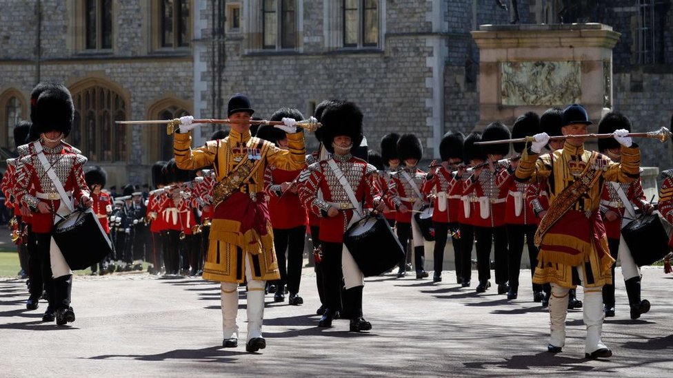 Bandas militares marchando hacia sus posiciones en los terrenos del Castillo de Windsor.