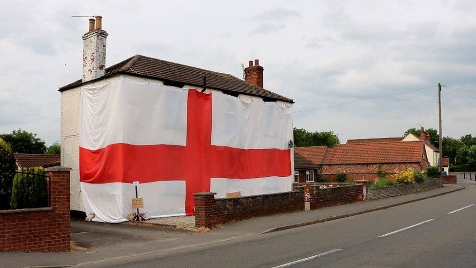 Гигантский флаг Англии в доме Джона Джаппа