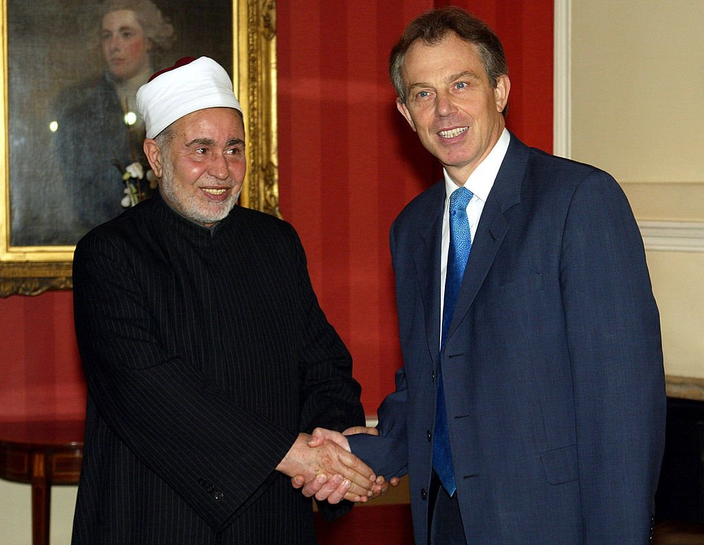رئيس الوزراء البريطاني السابق توني بلير يصافح شيخ الأزهر الراحل الشيخ محمد سيد طنطاوي
