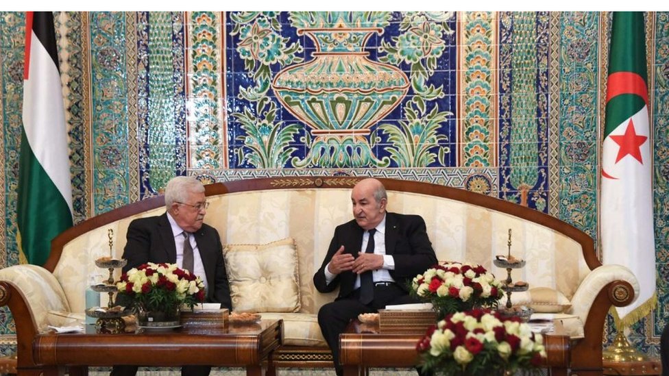 الرئيس الجزائري عبد المجيد تبون ورئيس السلطة الفلسطينية محمود عباس