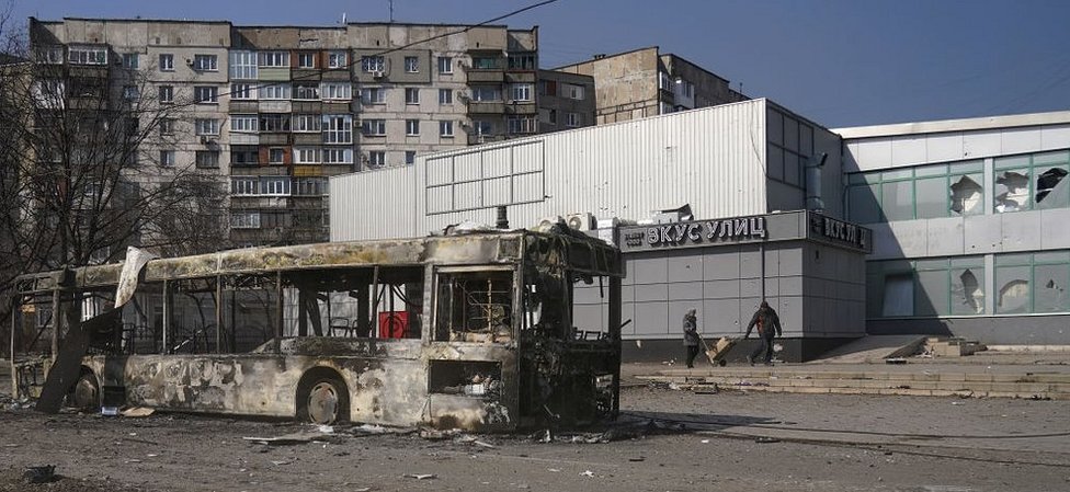 Un autobús quemado en Mariúpol
