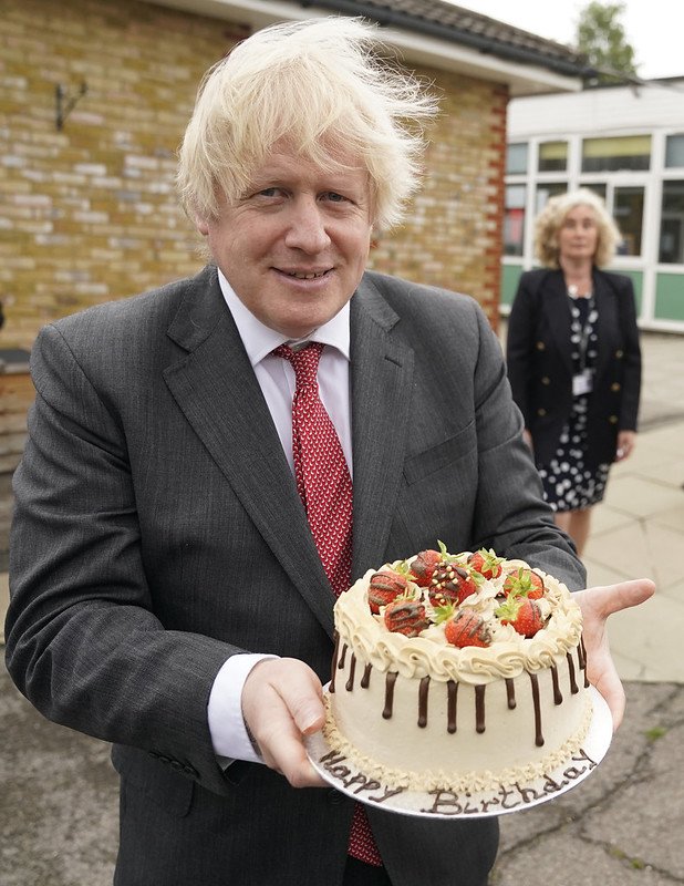 Boris Johnson con un pastel