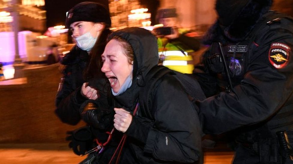 La policía detiene a una manifestante durante una protesta en la plaza Pushkin, en el centro de Moscú.
