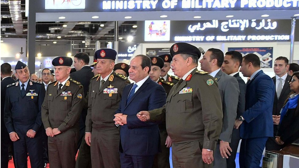 السيسي وبعض القادة العسكريين