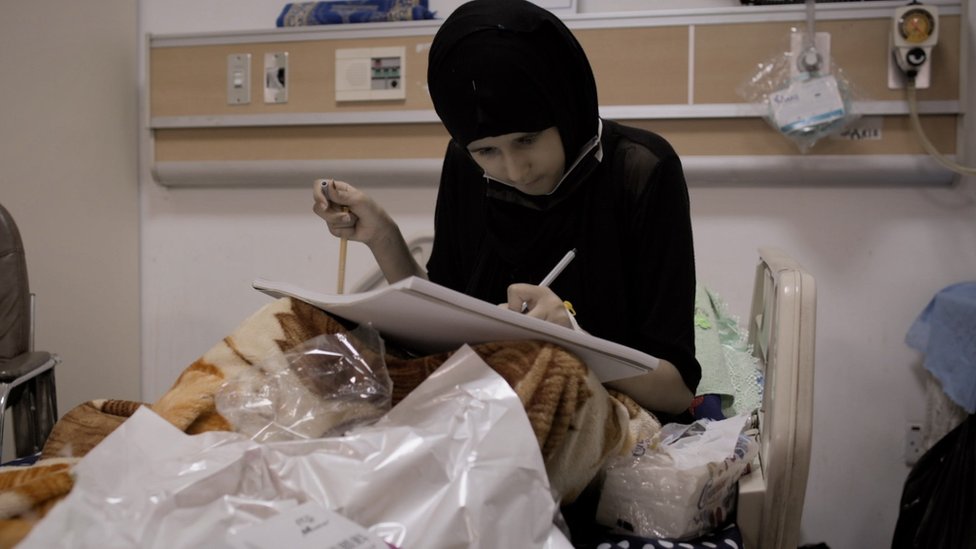 فاطمة، طفلة عراقية في الـ 13 من عمرها، ترسم أثناء وجودها في المستشفى للعلاج من سرطان الدم