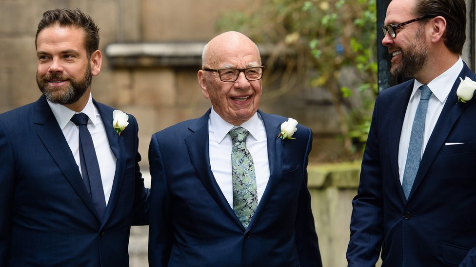 Rupert Murdoch acompañado de sus hijos, Lachlan (izquierda) y James (derecha).