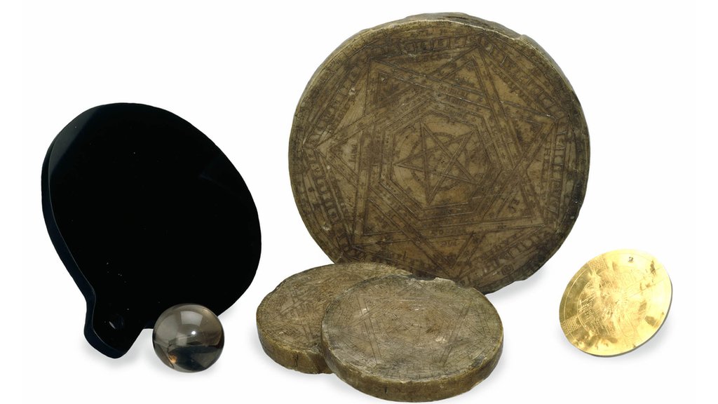 El espejo negro de los espíritus (izq) y otros objetos mágicos que se cree eran de John Dee (1527-1608/9)