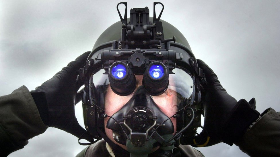 Пилот ВВС Великобритании в Лоссимауте, Шотландия, с прибором ночного видения