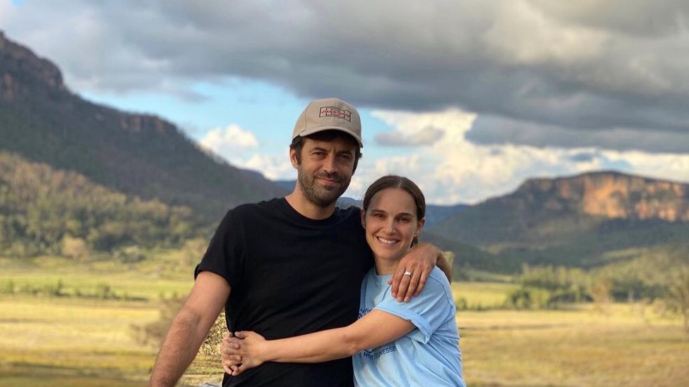 Natalie Portman y su esposo, el director de cine Benjamin Millipied, en las Montañas Azules al oeste de Sídney