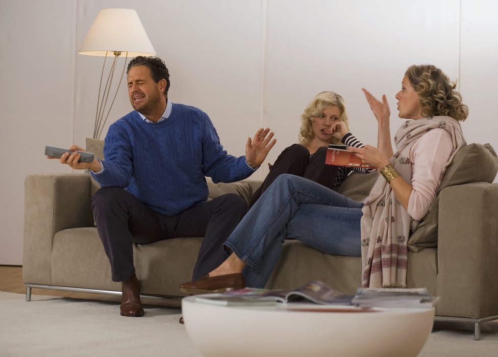 Una familia peleando en el sofá