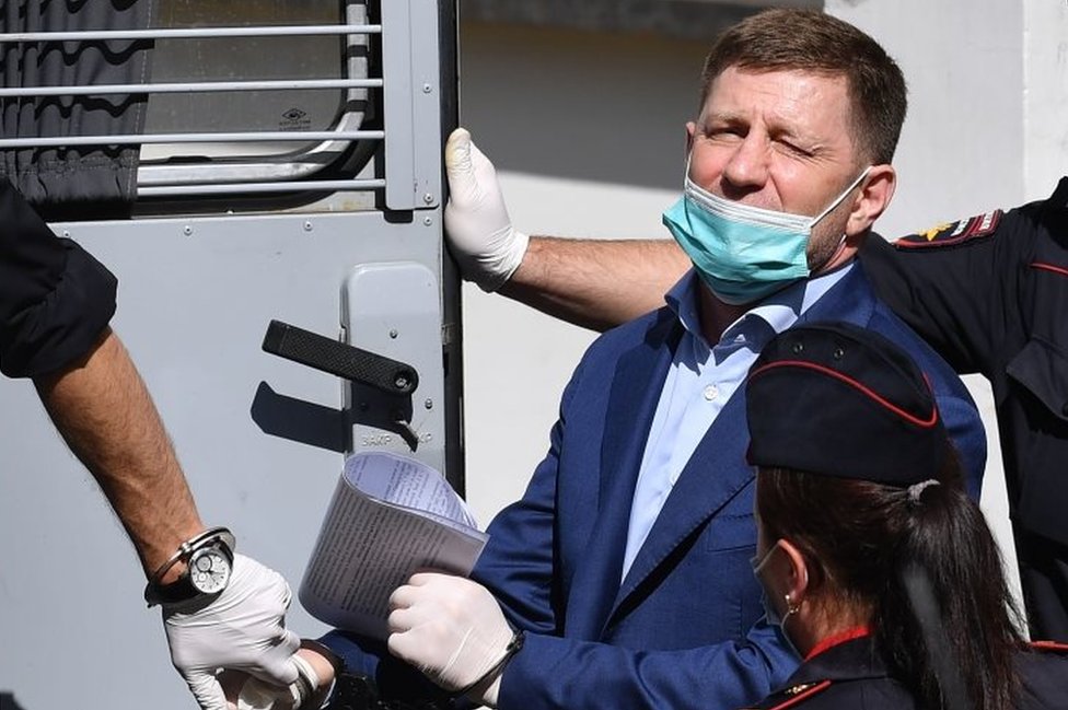Губернатора Хабаровского края Сергея Фургала сопровождают в полицейский фургон после судебного заседания в Москве 10 июля 2020 года.