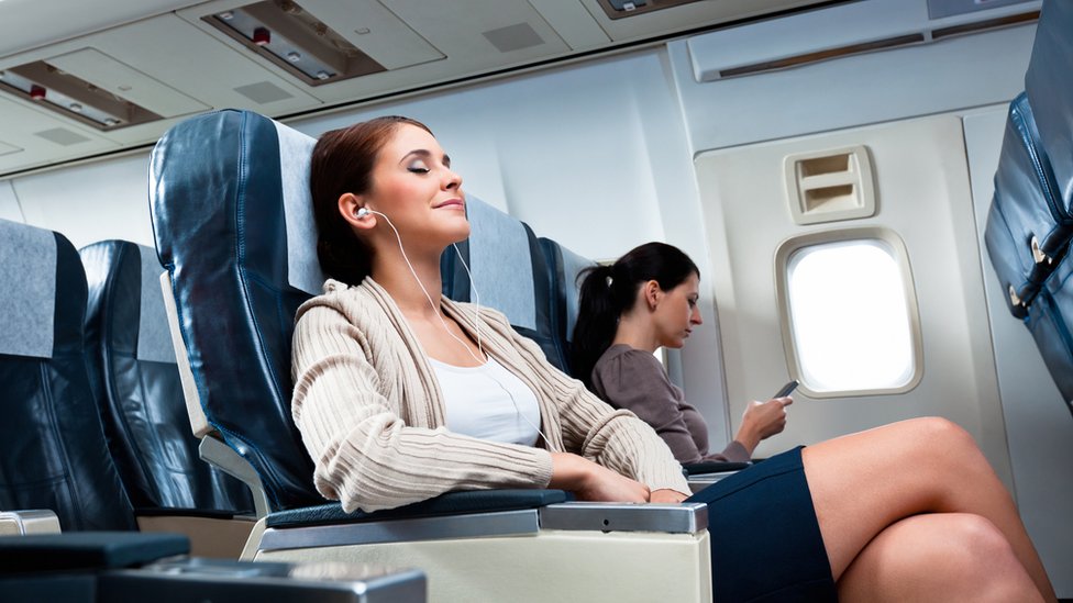 Женщины в креслах самолета