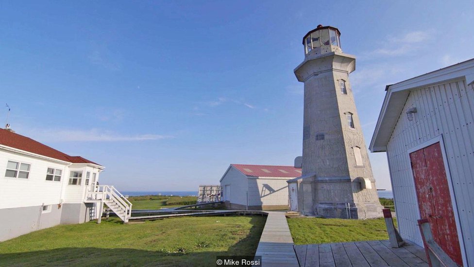 El faro fue construido en 1832 por Gran Bretaña como una forma de reclamar la posesión de esta pequeña isla. El faro de Machias Seal que sigue operando desde 1832 Foto: Mike Rossi