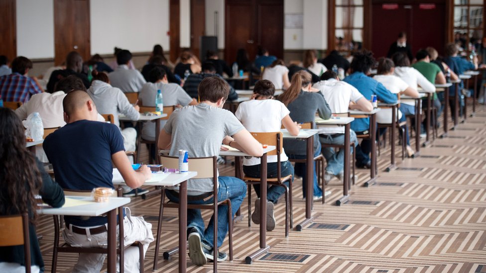 El sistema educativo funciona en asociación con las grandes empresas. Estudiantes