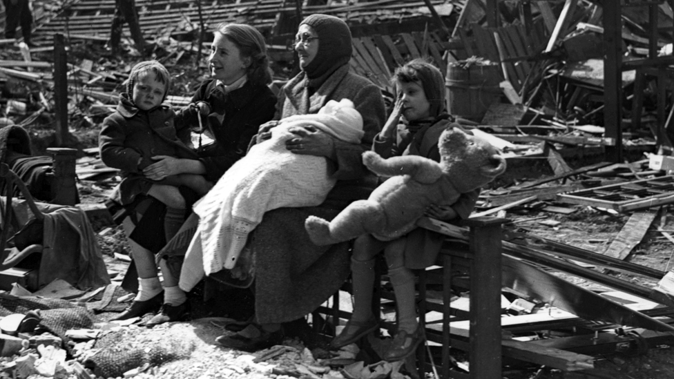 Familia que se quedó sin techo por el Blitz, 1941