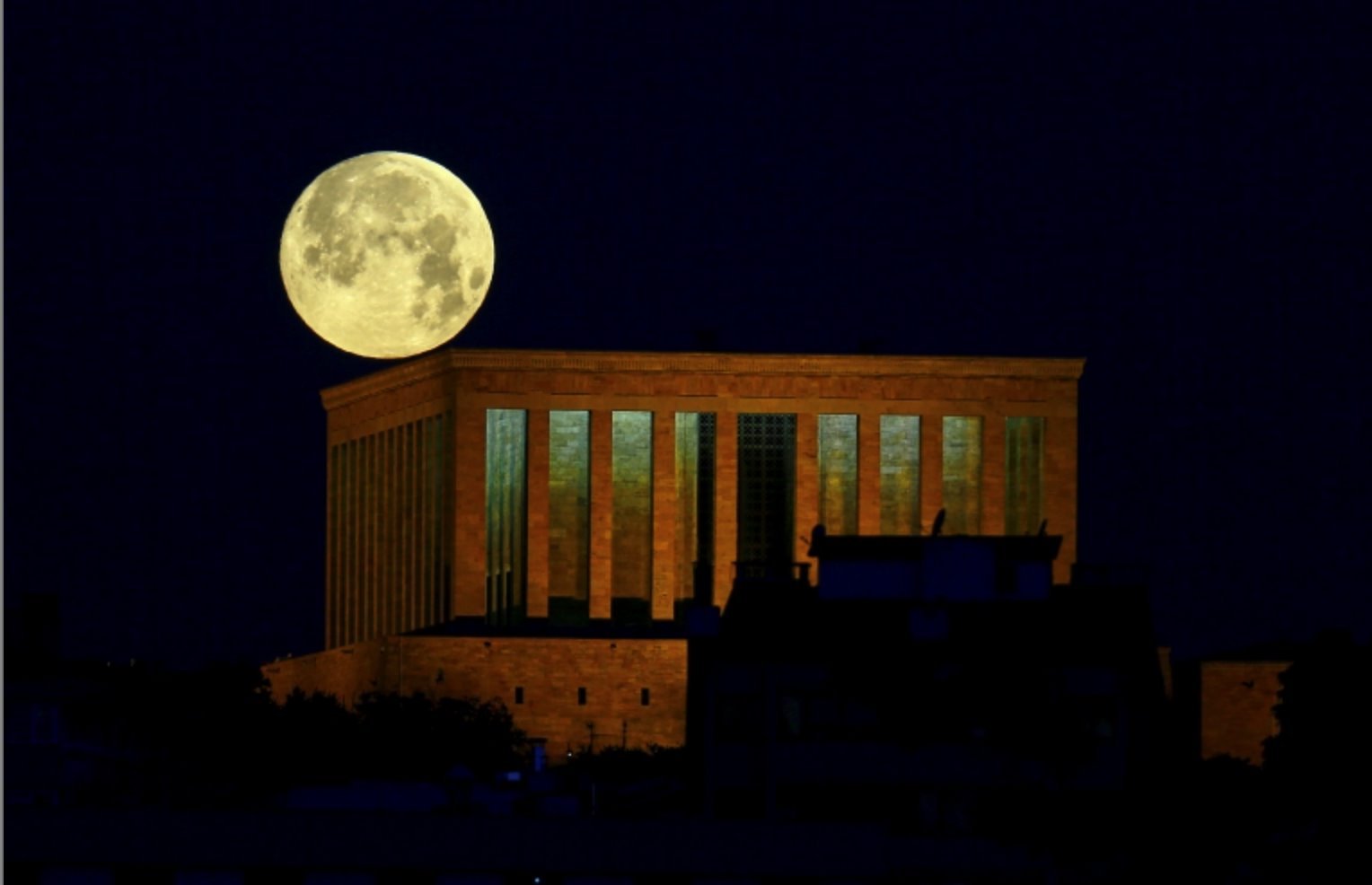 A lua cheia é vista sobre o Anitkabir, o mausoléu do fundador da Turquia moderna Mustafa Kemal Ataturk, em Ancara