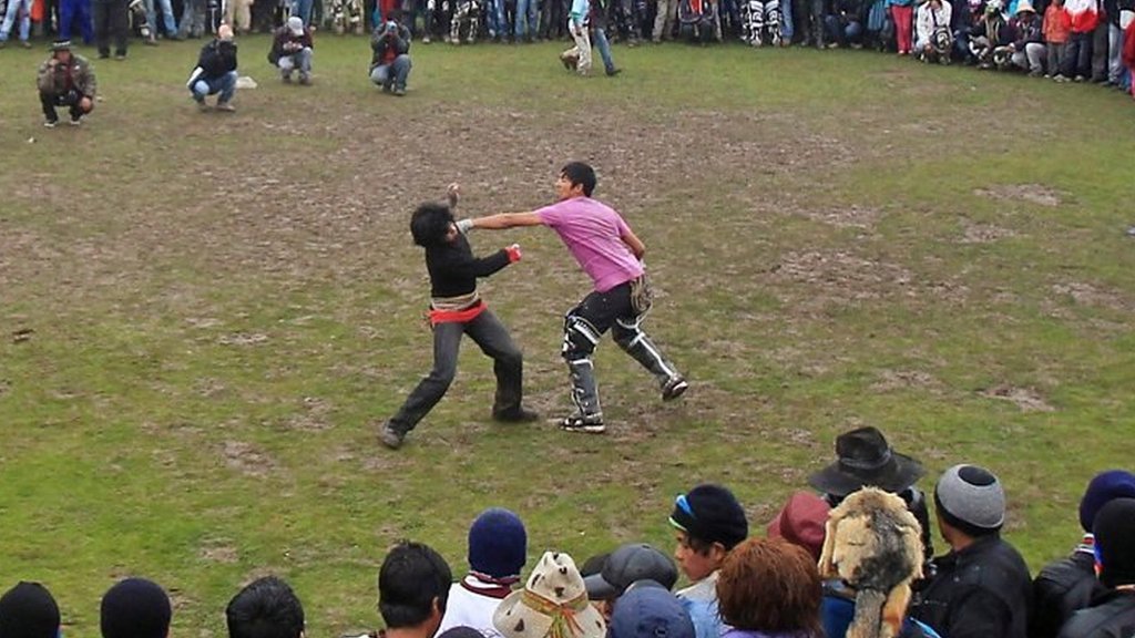 Fight! Peruvians settle scores at annual festival